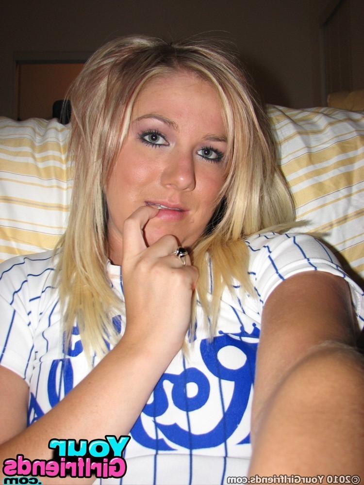 15P Amateur girlfriends posing
