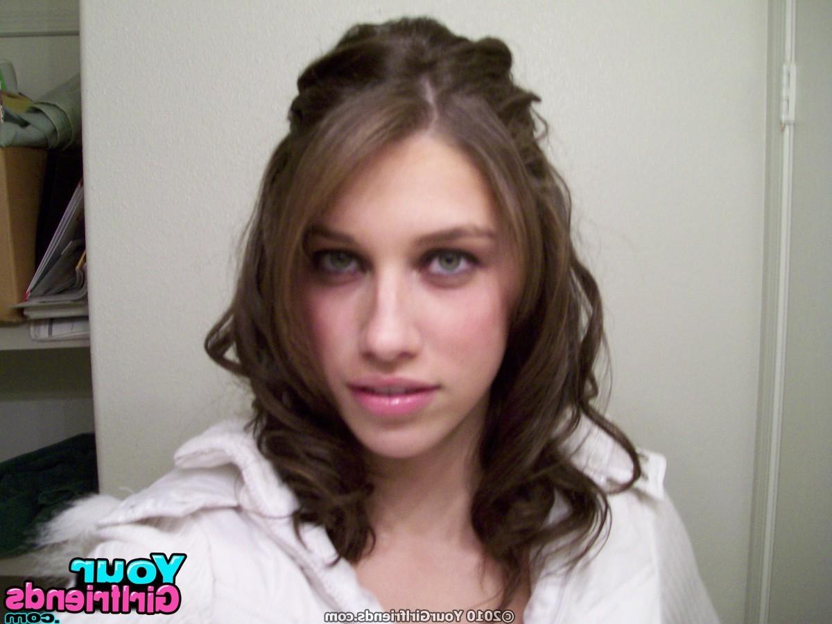 15P Amateur girlfriends posing