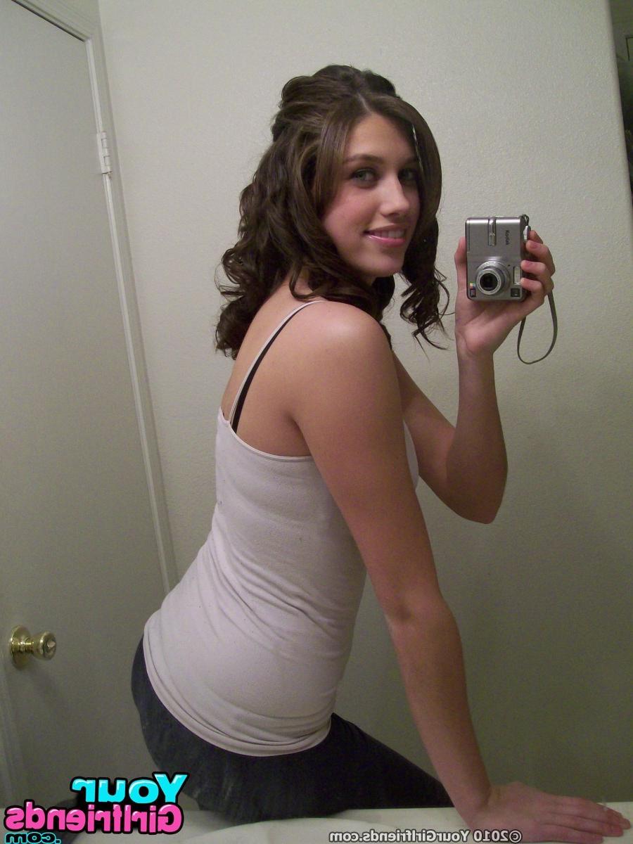 15P Amateur girlfriends posing