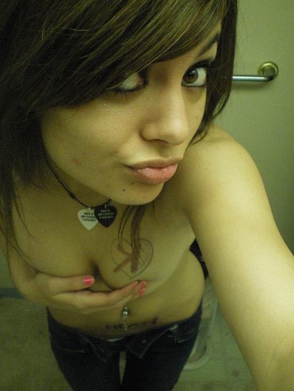 15P Gorgeous beautiful cutie teen posing on camera naked