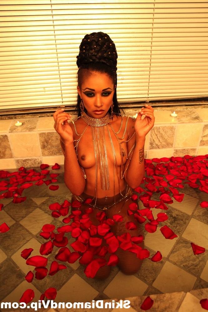 15P Skin Diamond Vampire Queen Taking A Bath