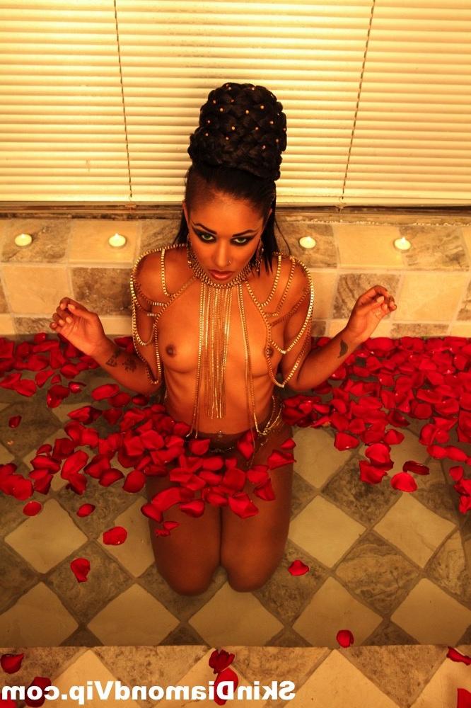 15P Skin Diamond Vampire Queen Taking A Bath