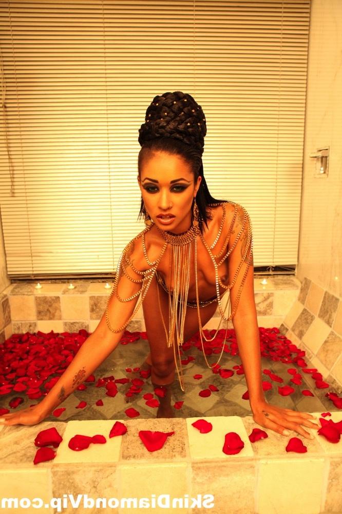 15P Skin Diamond Vampire Queen Taking A Bath