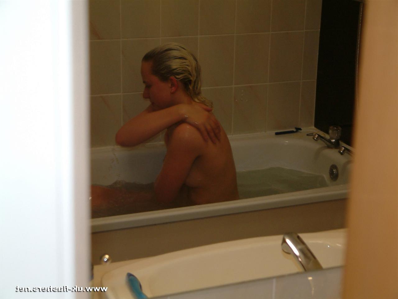 16P Blonde teen voyeurs nude bath and sneaky peek at naked british babe showering an