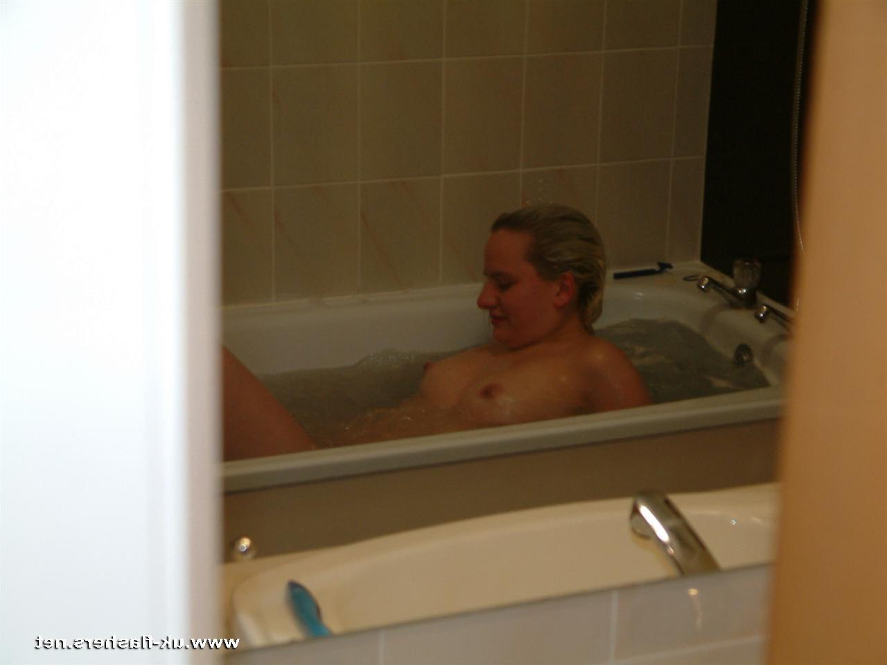 16P Blonde teen voyeurs nude bath and sneaky peek at naked british babe showering an