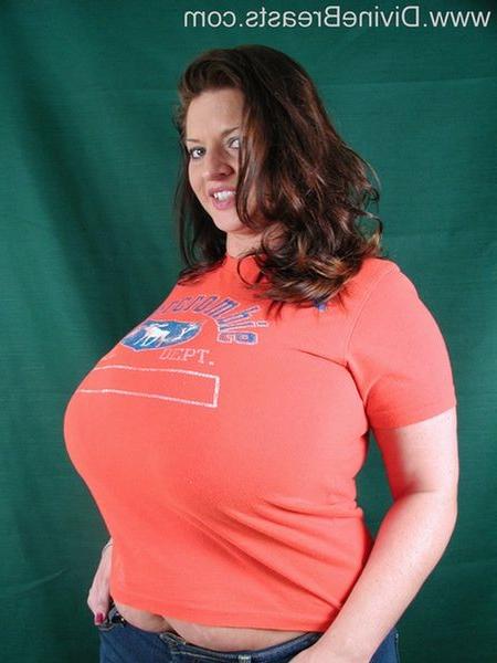 15P Big Bra Busty Mom Strips