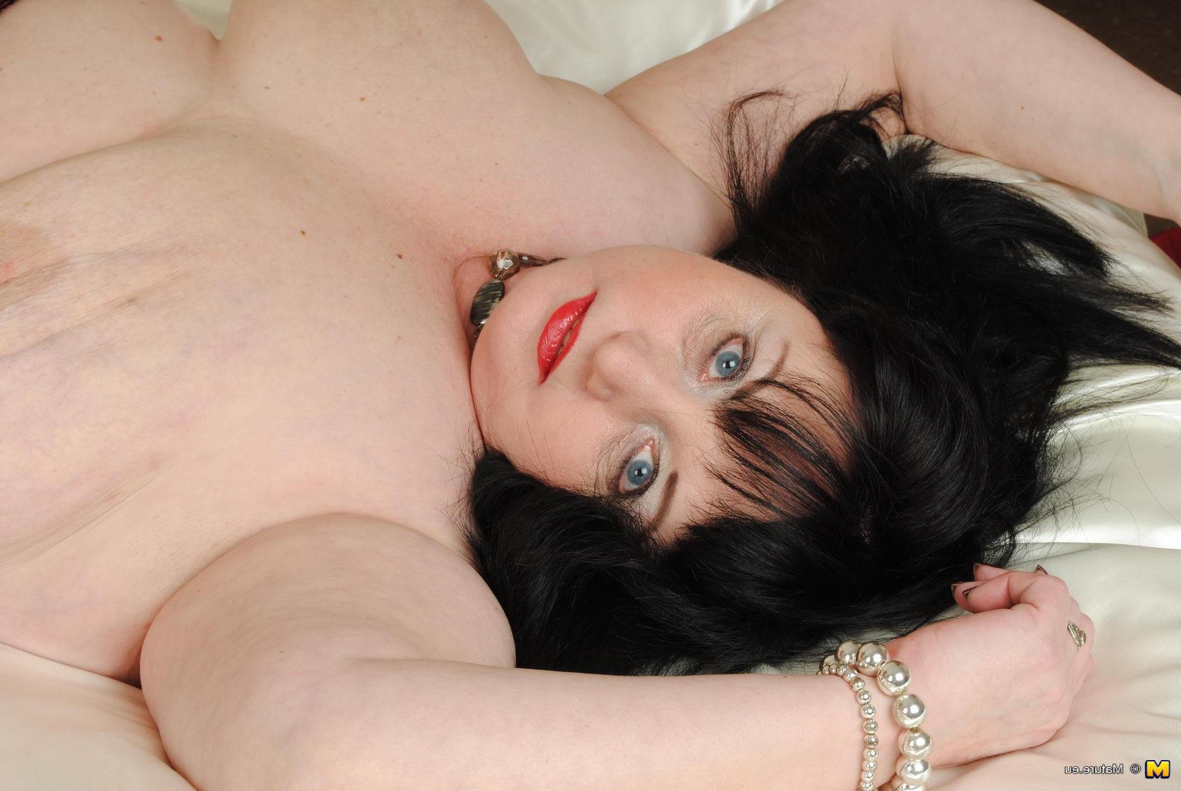 16P Big chubby mature slut playing with her pussy