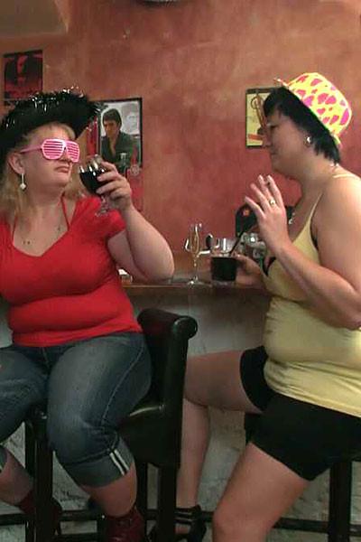 12P The horny fat chick gets fucked at the BBW party and the guy pulls out to cum on