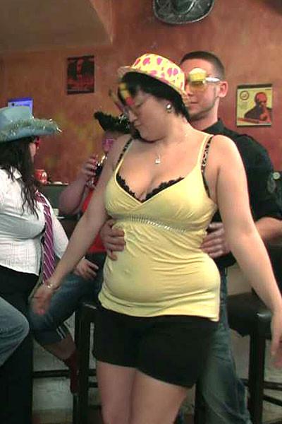 12P The horny fat chick gets fucked at the BBW party and the guy pulls out to cum on