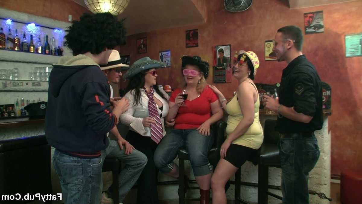 12P The horny fat chick gets fucked at the BBW party and the guy pulls out to cum on