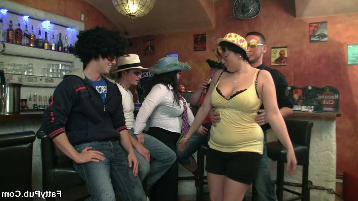 12P The horny fat chick gets fucked at the BBW party and the guy pulls out to cum on