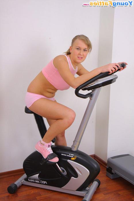 12P Shameless plump girl masturbating in the gym room