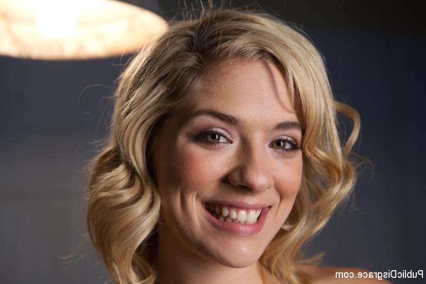 15P Lia Lor is in for a surprise when she gets dragged into a crowded bar full of pa