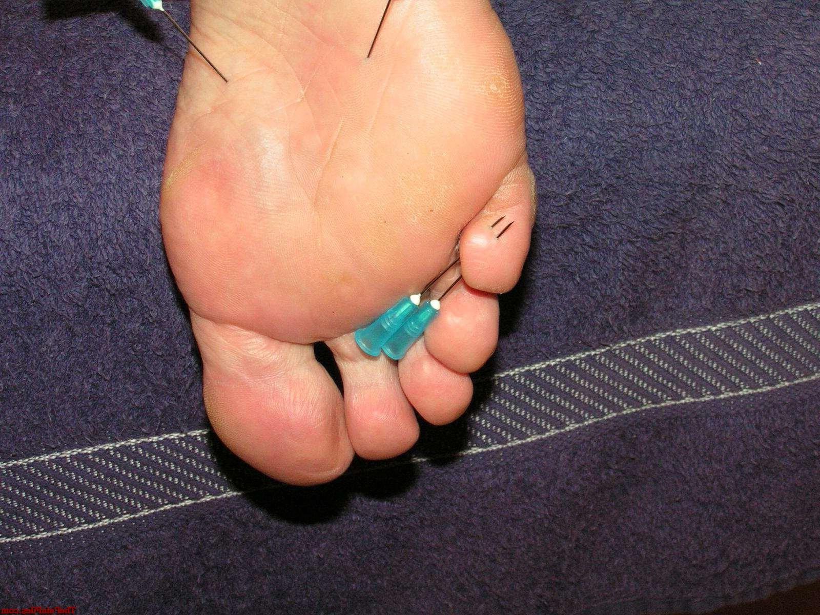16P Mature painsluts electro torture and needle pain on nipples and feet for Sophia