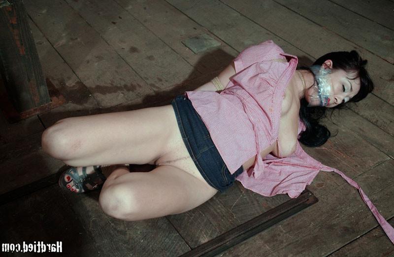 15P A spreader bar is all it takes to lay Nyssa out and keep her legs opened wide. 