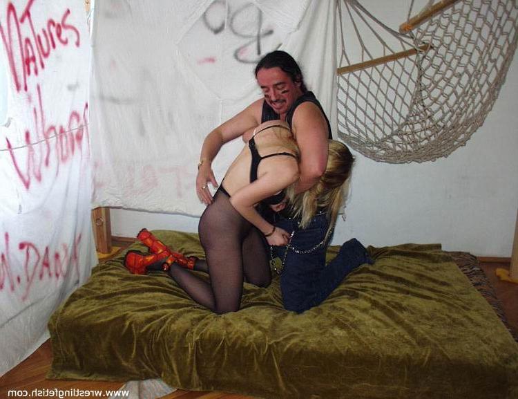 12P Watch real catfights caught on camera