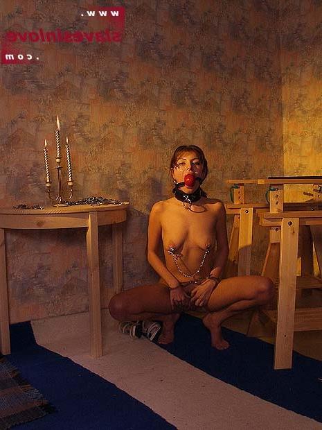 20P Tied slave poses in dark room