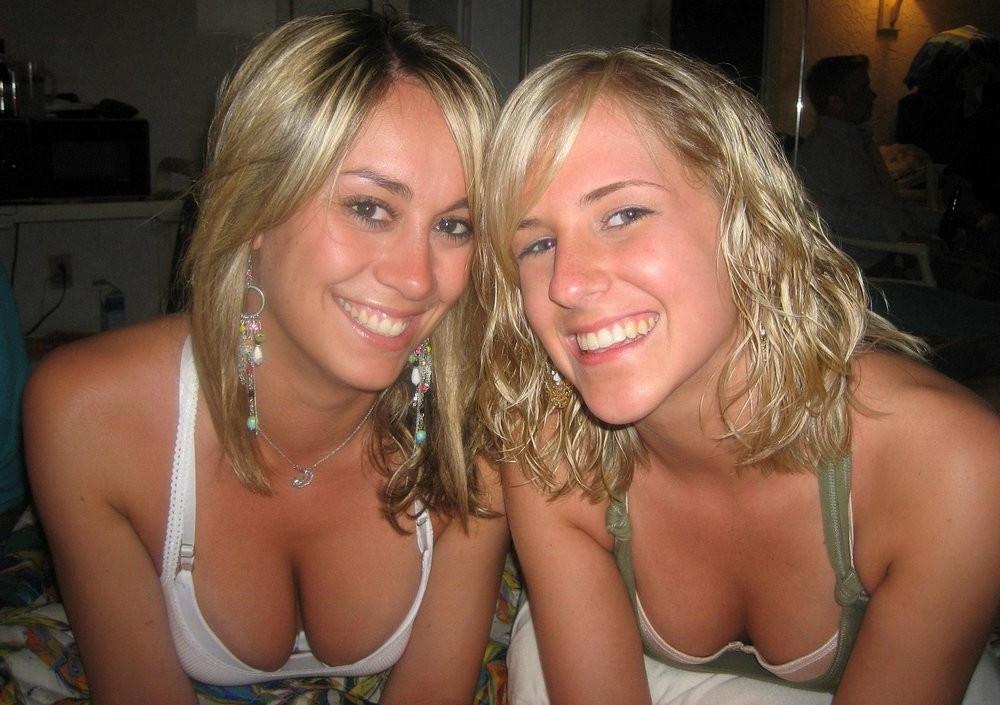 12P Big tits girlfriends naked on beacg