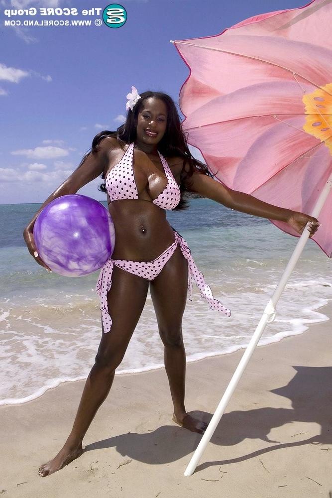 14P Black beach buzzer Nikki Jaye masturbating in bikini 