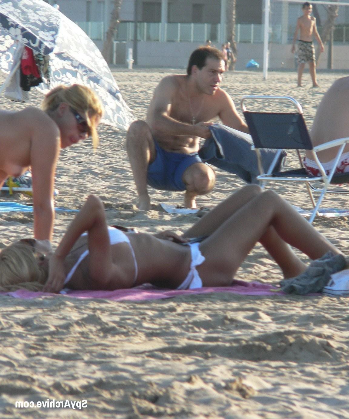 15P Topless brazilian girl gets caught on sly cam
