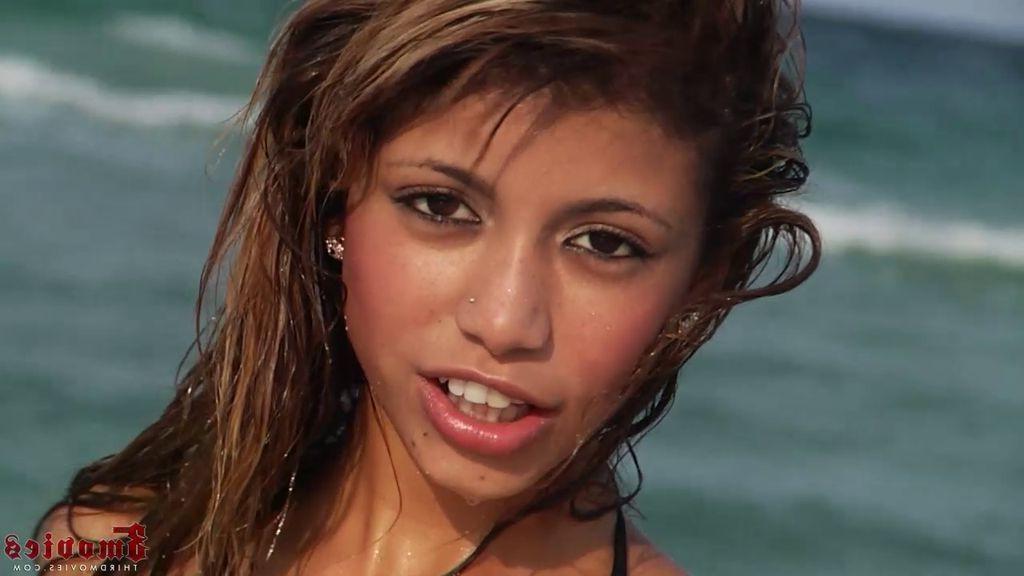 16P Petite chica Veronica Rodriguez in a tiny bikini