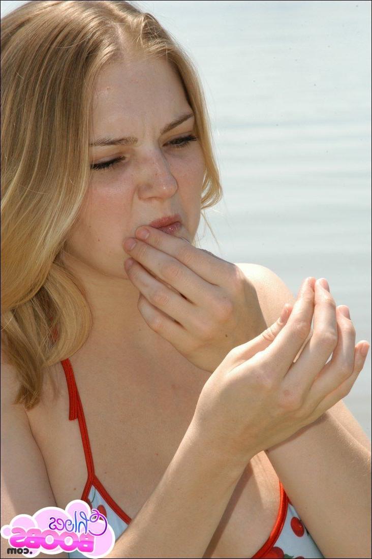 16P Cute amateur bikini girl in water