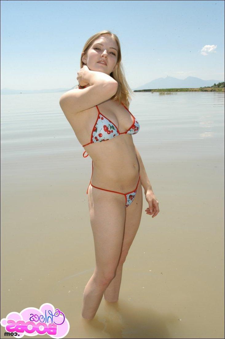 16P Cute amateur bikini girl in water