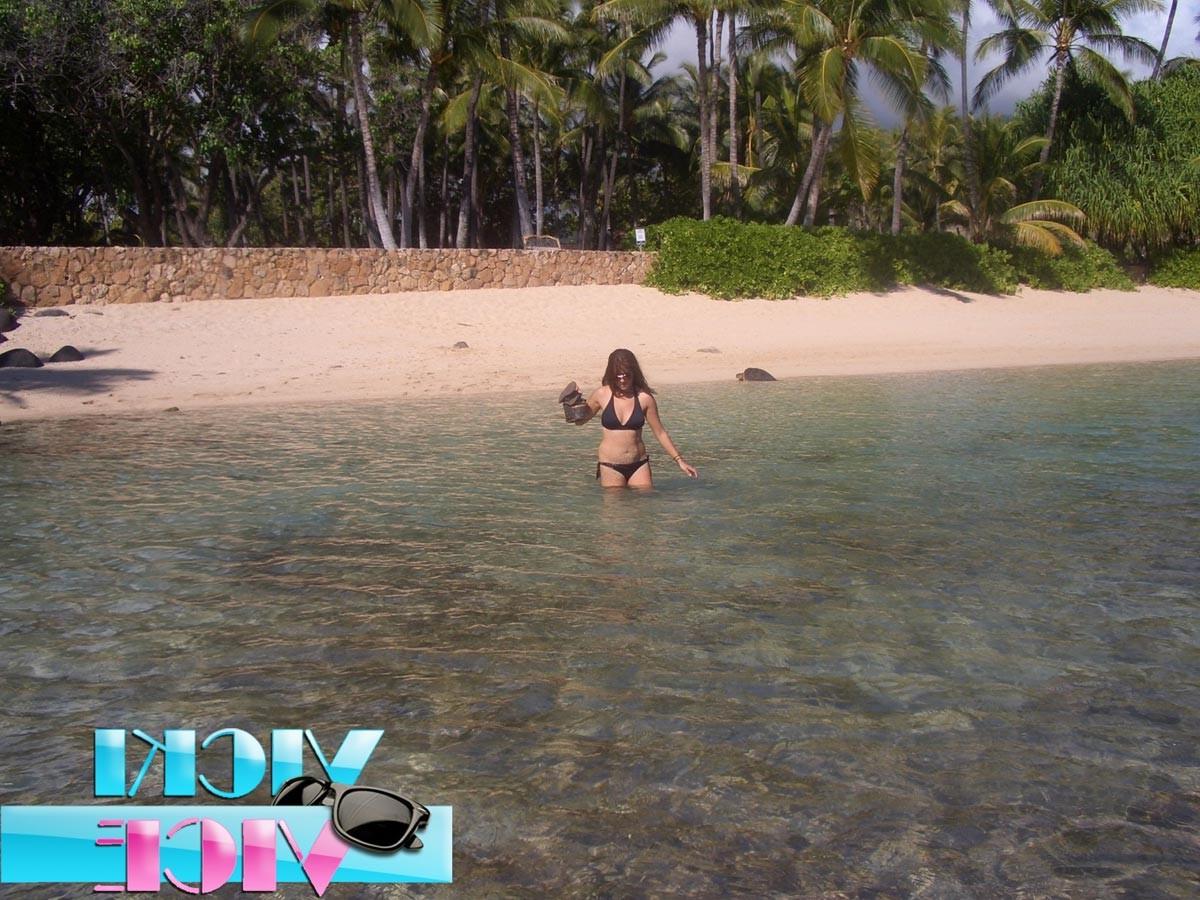 16P Candid vacation pics of girl in bikini at beach