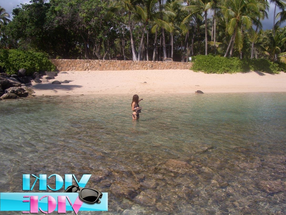 16P Candid vacation pics of girl in bikini at beach