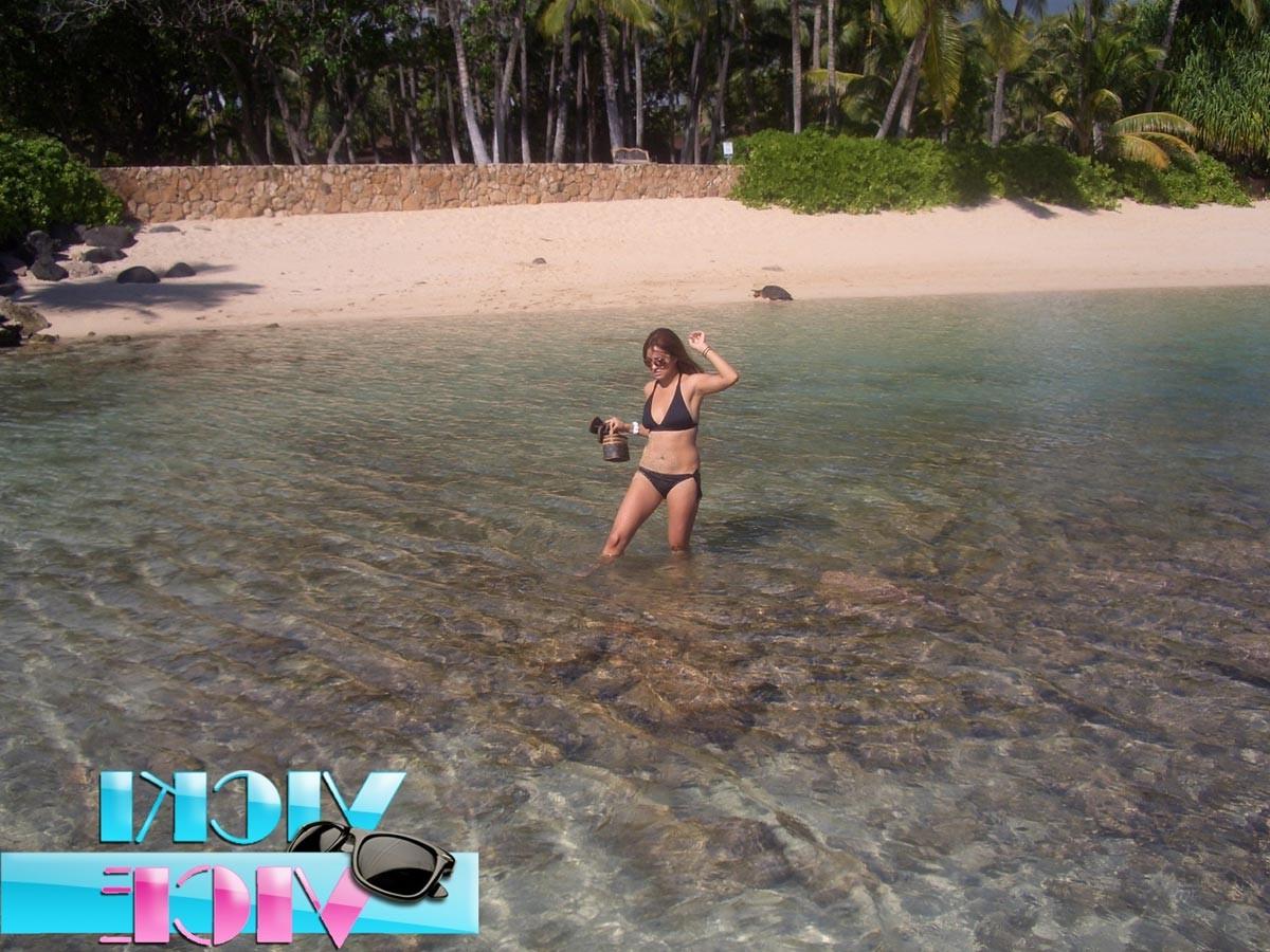 16P Candid vacation pics of girl in bikini at beach