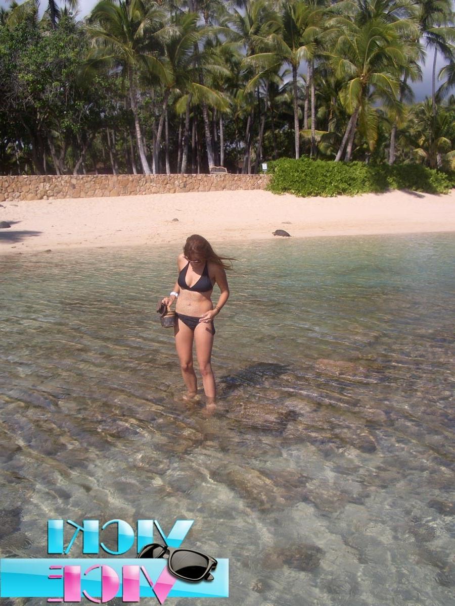 16P Candid vacation pics of girl in bikini at beach