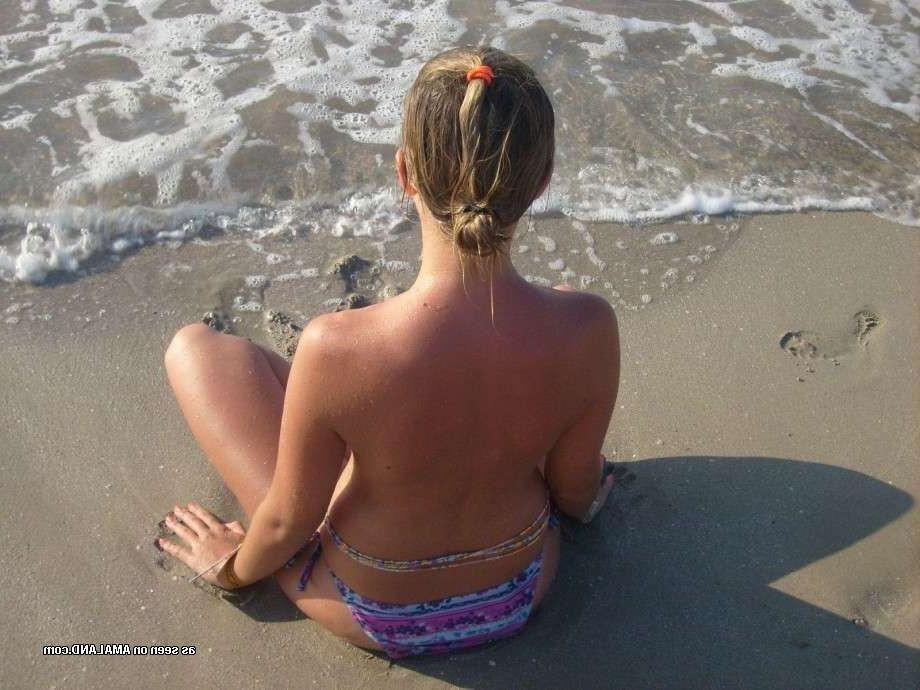 15P Cute amateur girlfriend in sunglasses goes topless on the beach