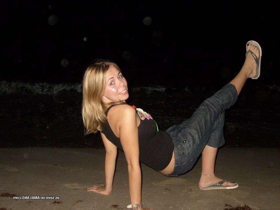 15P Cute amateur girlfriend in sunglasses goes topless on the beach