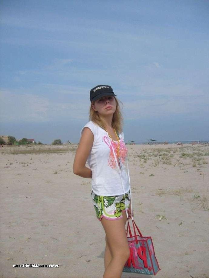 15P Cute amateur girlfriend in sunglasses goes topless on the beach