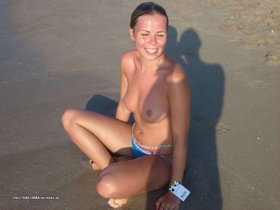 15P Cute amateur girlfriend in sunglasses goes topless on the beach