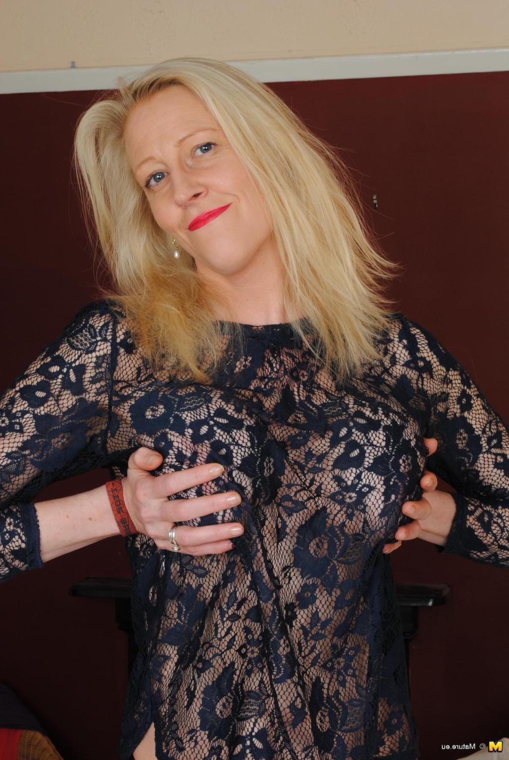 16P Mature lady playing with her huge pussy lips