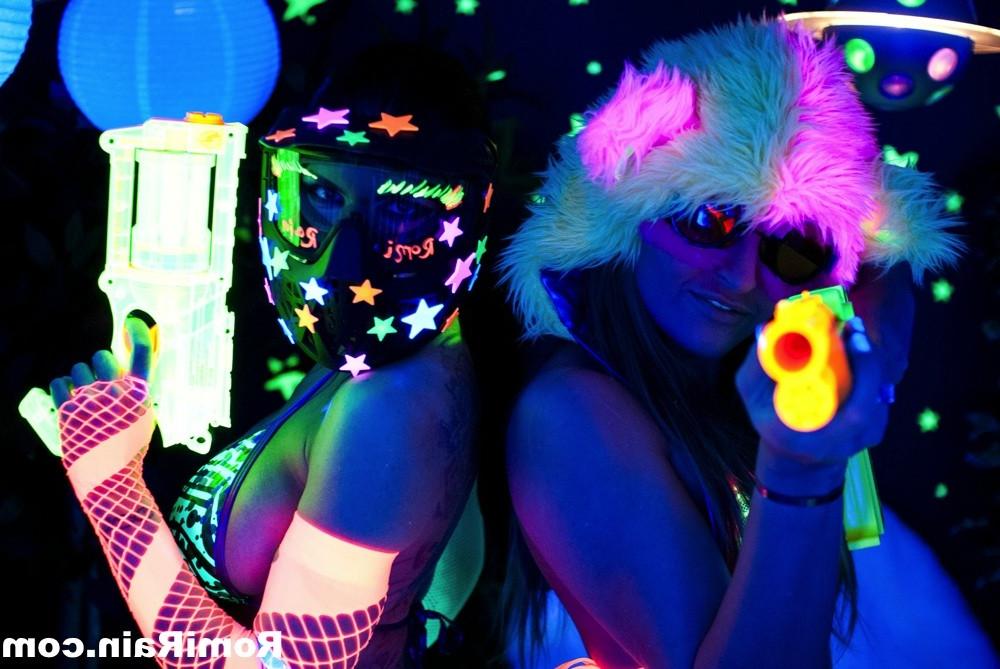 15P Romi Rain and Dani Daniels Black Light Lesbians 
