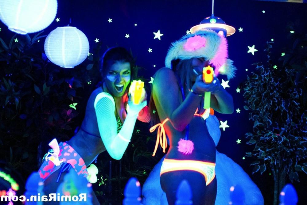 15P Romi Rain and Dani Daniels Black Light Lesbians 