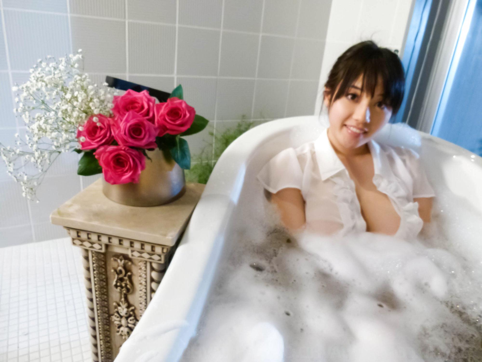 25P Sey Japanese Babe In The Bathtub
