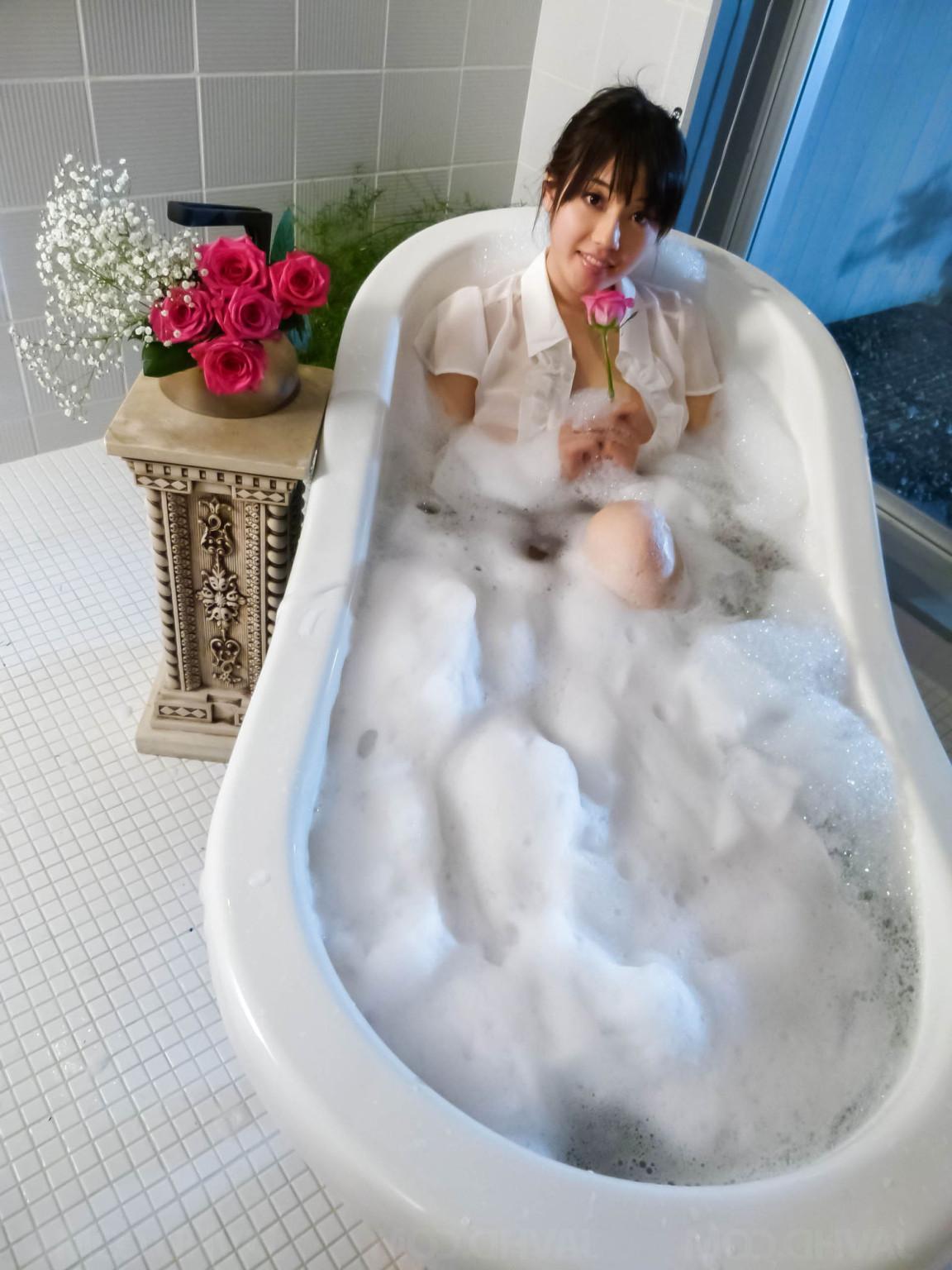25P Sey Japanese Babe In The Bathtub