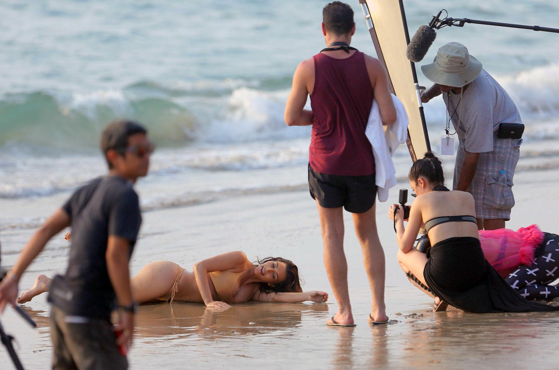 15P Kim Kardashian  poses totally nude and in very sexy bikini
