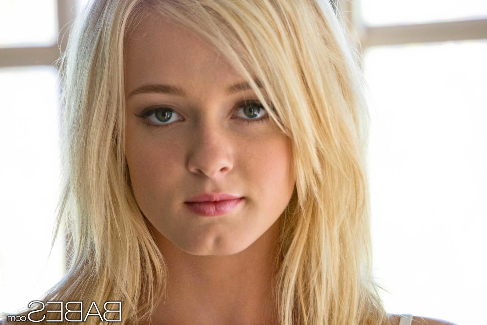 15P Das wunderschöne blonde Babe Kenze Thomas posiert in Softcore-Erotik