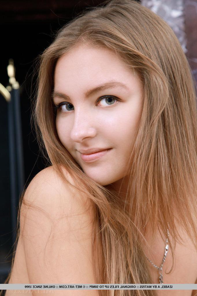 18P Skinny Blonde Shows Shaved Cunt