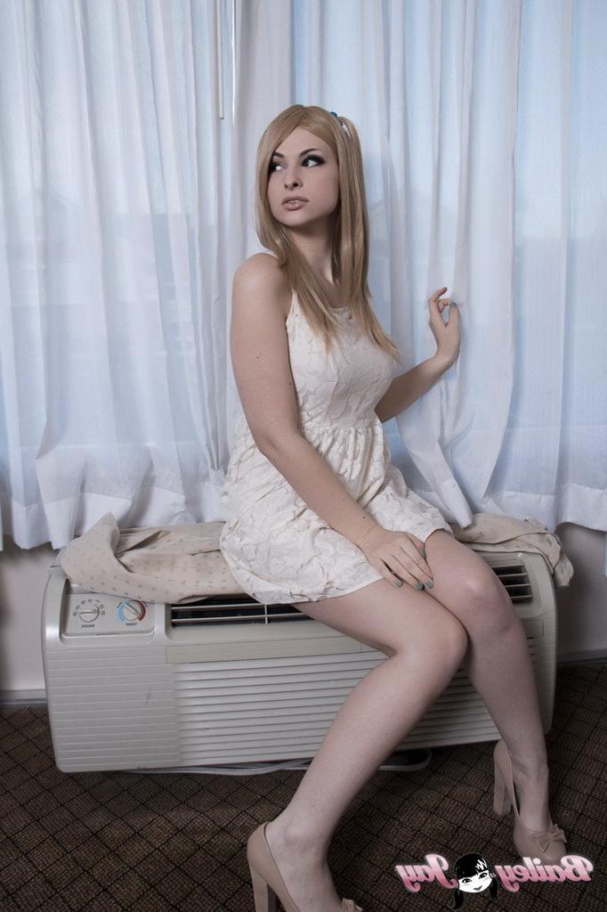 12P Blonde sweetie Bailey Jay strips and poses