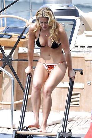 7P Bar refaeli bikini in italy