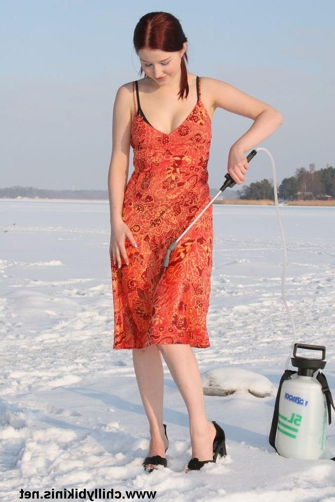 20P Sexy winter bikini girl in snow