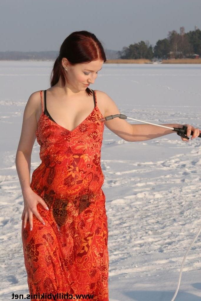 20P Sexy winter bikini girl in snow