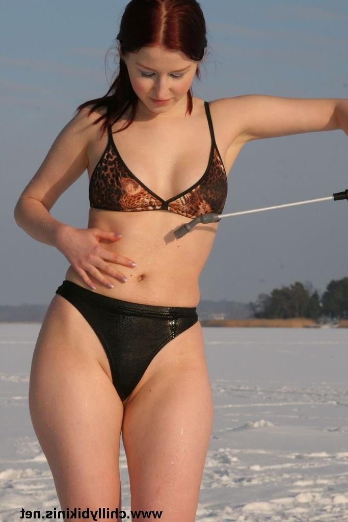 20P Sexy winter bikini girl in snow