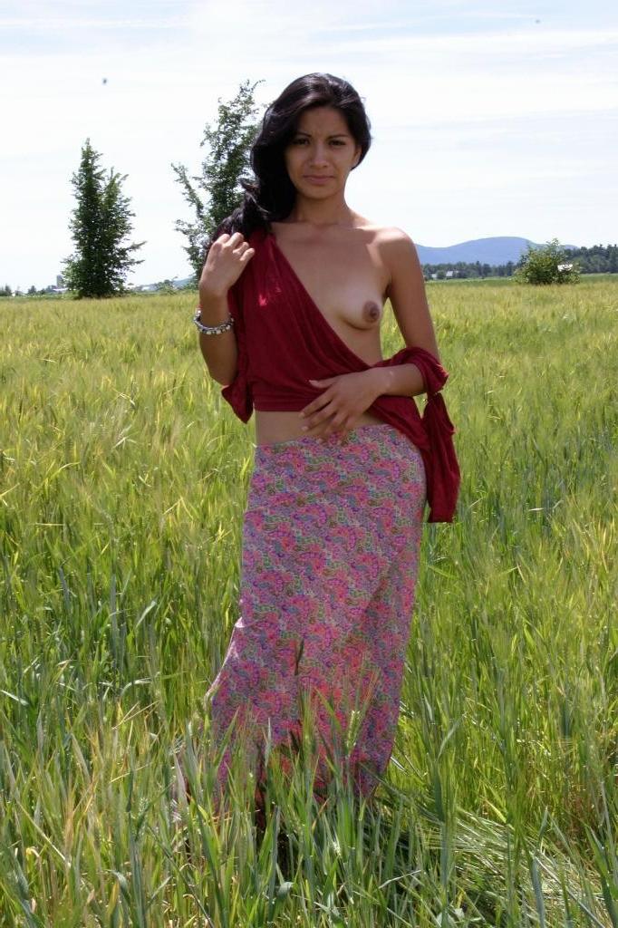 20P Gorgeous latina babe tease love spreading her twat outdoors