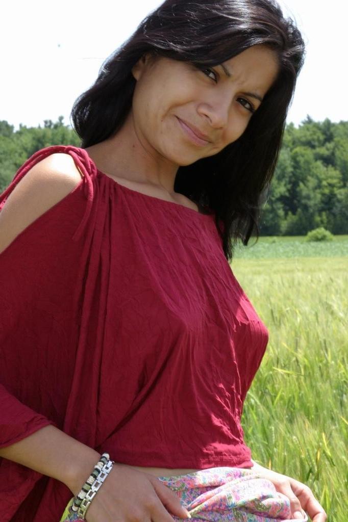 20P Gorgeous latina babe tease love spreading her twat outdoors